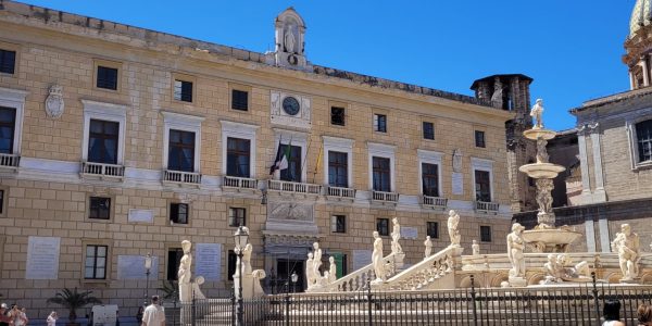 Het plein Piazza Pretoria in Palermo